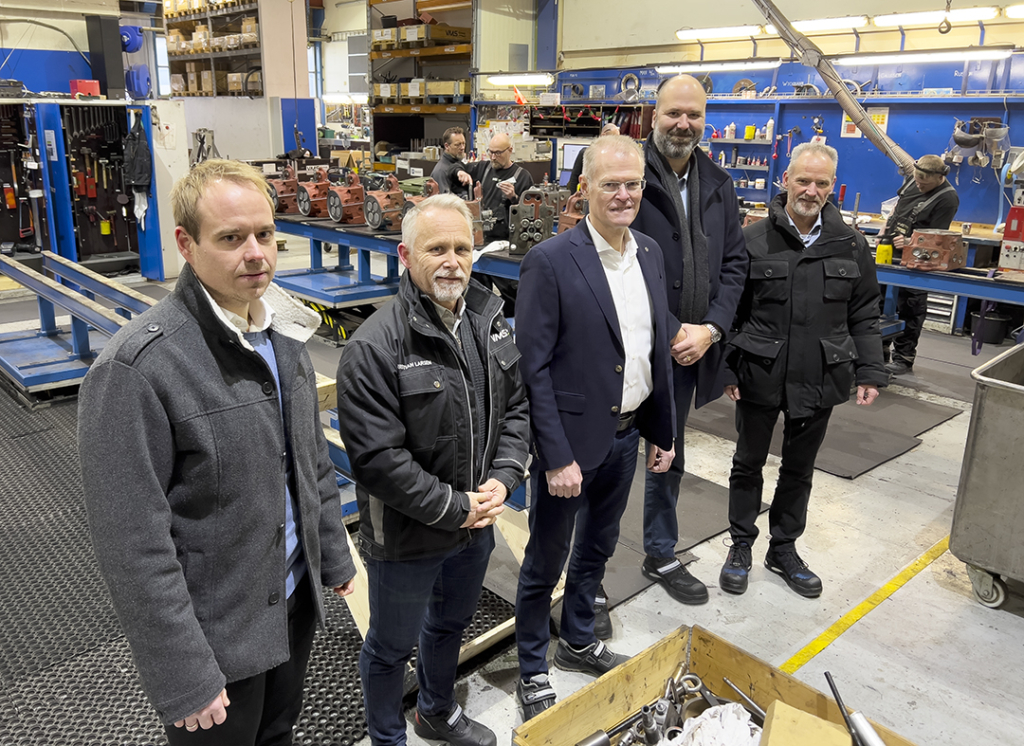 Members of VMS Group stand beside representatives from Bergen Engines to announce partnership